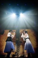 「約束」をデュエットする小林歌穂（左）と小久保柚乃（右）。