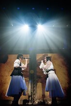 「約束」をデュエットする小林歌穂（左）と小久保柚乃（右）。