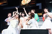 柏木ひなたを板挟むエビ中メンバー。