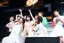 柏木ひなたを板挟むエビ中メンバー。