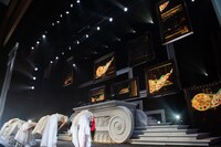 ステージセットに一礼するエビ中。