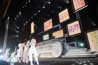 スクリーンを使ったサプライズでメンバーを労うスタッフ。