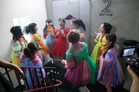 恒例の「中山タイム」でライブに向けて士気を高めるエビ中。