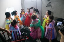 恒例の「中山タイム」でライブに向けて士気を高めるエビ中。