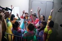 円陣を組むエビ中。