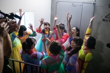 円陣を組むエビ中。