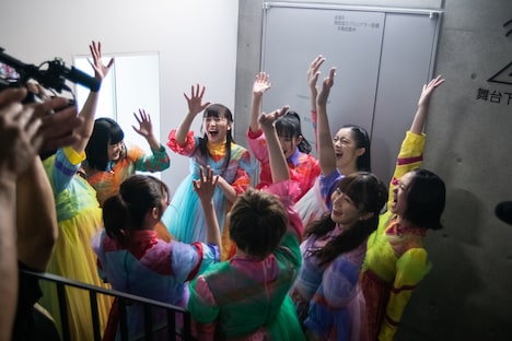 円陣を組むエビ中。