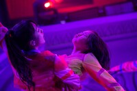 「仮契約のシンデレラ」でダンスを踊る桜木心菜（左）と小久保柚乃（右）。