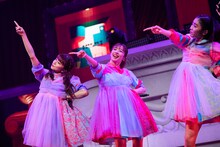 左から星名美怜、真山りか、風見和香。