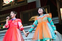 手をつなぐ桜木心菜（左）と柏木ひなた（右）。