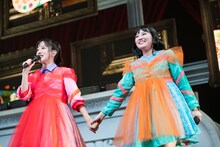 手をつなぐ桜木心菜（左）と柏木ひなた（右）。