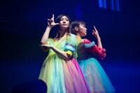 「未確認中学生X」でポーズを決める小林歌穂（左）と中山莉子（右）。