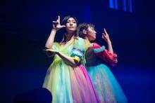 「未確認中学生X」でポーズを決める小林歌穂（左）と中山莉子（右）。