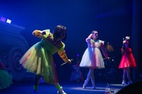 「未確認中学生X」でポーズを決める小久保柚乃、風見和香、桜木心菜（左から）。