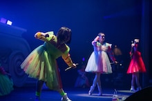 「未確認中学生X」でポーズを決める小久保柚乃、風見和香、桜木心菜（左から）。