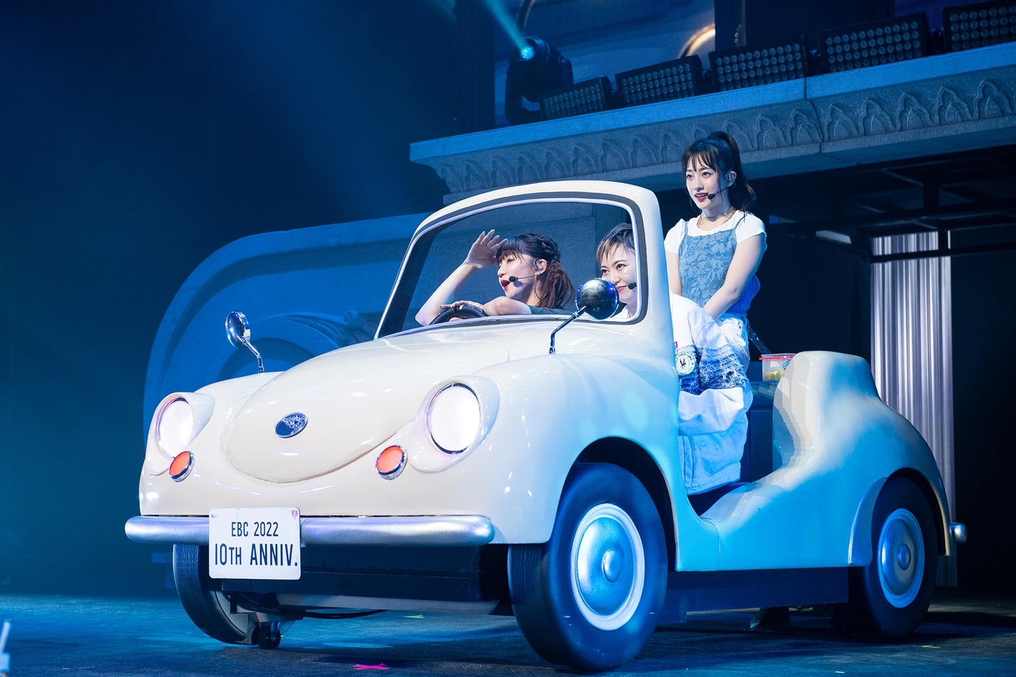 車に乗って登場した星名美怜、安本彩花、桜木心菜（左から）。
