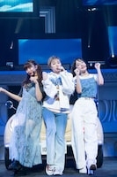 「結ばれた想い」を歌う星名美怜、安本彩花、桜木心菜（左から）。