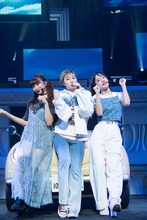 「結ばれた想い」を歌う星名美怜、安本彩花、桜木心菜（左から）。