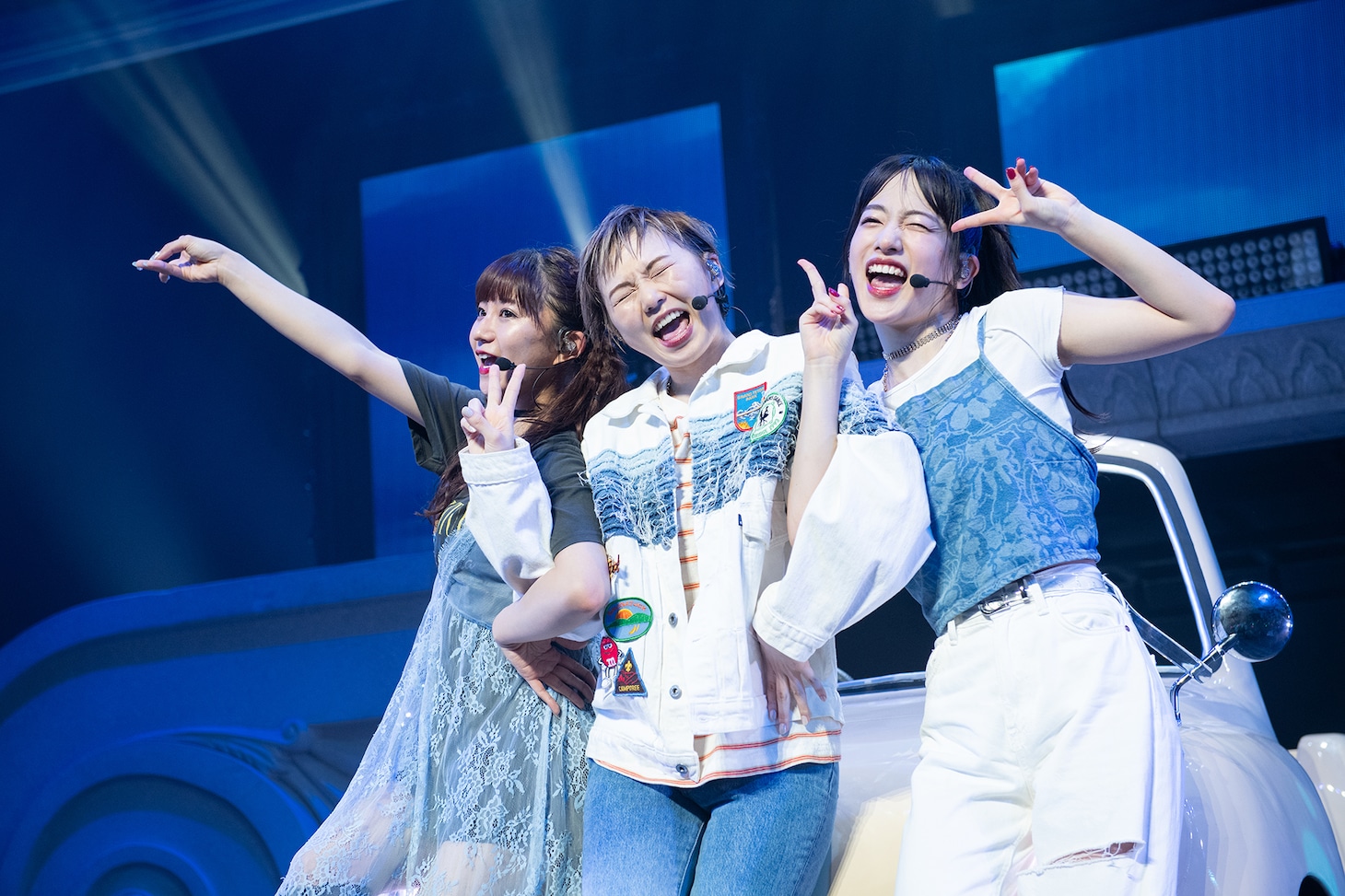 ギャルっぽいテンションの星名美怜、安本彩花、桜木心菜（左から）。