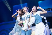 「結ばれた想い」を歌う星名美怜、安本彩花、桜木心菜（左から）。