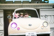 車に乗り込む小林歌穂(左)と中山莉子(右)。