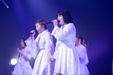 手をつなぐ安本彩花（左）と柏木ひなた（右）。