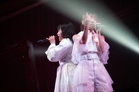 ハモる柏木ひなた（左）と真山りか（右）。