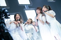 ニコニコ生放送のカメラに向かってアピールする小林歌穂、安本彩花、中山莉子、桜木心菜（左から）。