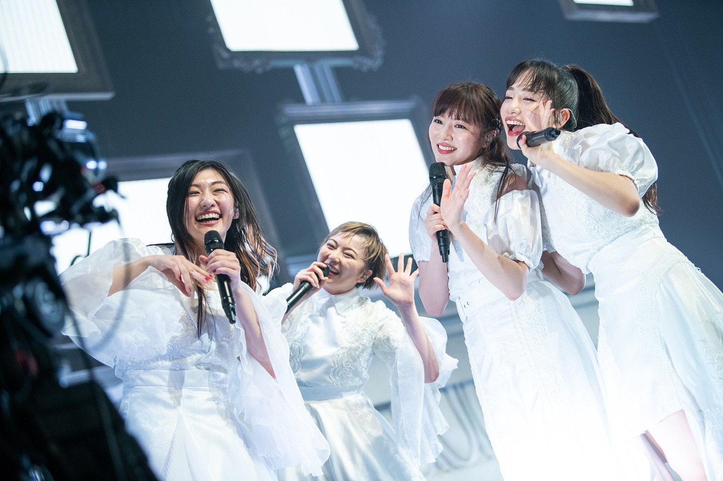 ニコニコ生放送のカメラに向かってアピールする小林歌穂、安本彩花、中山莉子、桜木心菜（左から）。