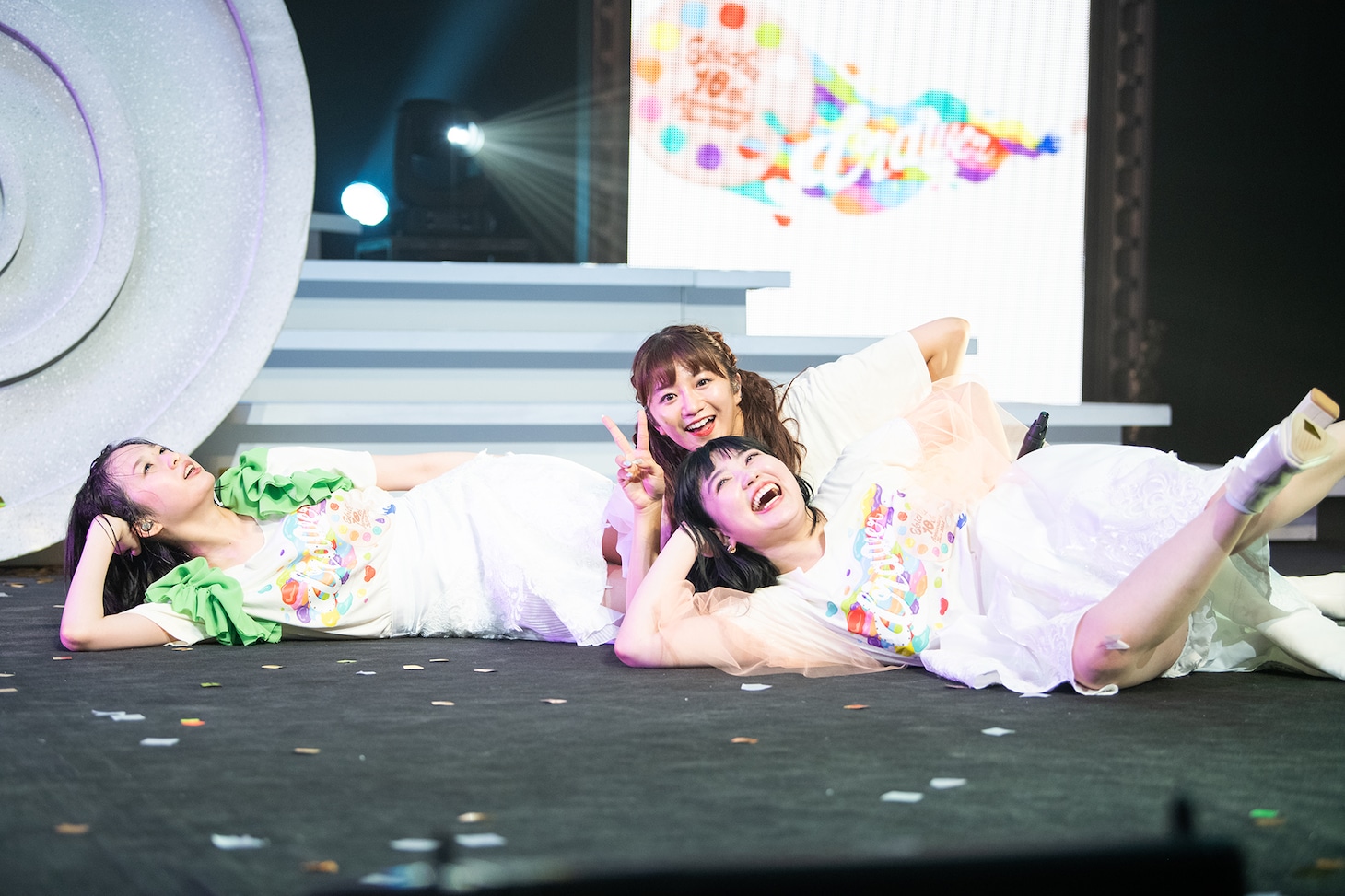 ステージに寝転がる小久保柚乃、星名美怜、柏木ひなた。