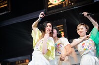 柏木ひなたを板挟む小林歌穂（左）と安本彩花（右）。