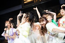 柏木ひなたを板挟むエビ中メンバー。