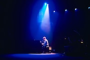 「白状」を歌う佐々木亮介(Vo, G)。(撮影:新保勇樹)