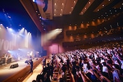 「Tour 伝説の夜を君と」 LINE CUBE SHIBUYA(渋谷公会堂)公演の様子。(撮影:新保勇樹)