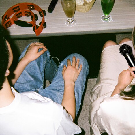 ハンブレッダーズ「カラオケ・サマーバケーション」ジャケット（撮影協力：BIG ECHO）