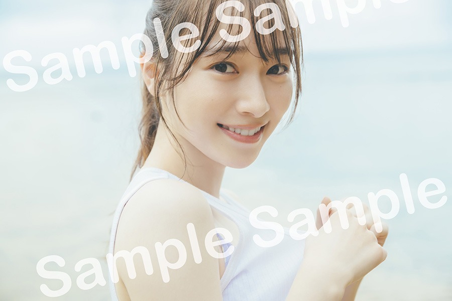 人気画像3位は「櫻坂46守屋麗奈、1st写真集の特典写真12枚を一挙公開」より、紀伊國屋書店の本店で配布されるポストカードのサンプル。