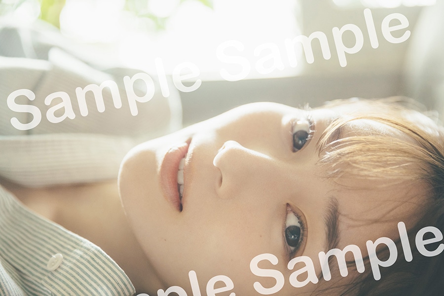 人気画像10位は「櫻坂46守屋麗奈、1st写真集の特典写真12枚を一挙公開」より、SHIBUYA TSUTAYAで配布されるポストカードのサンプル。