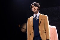 真顔で静止する小泉光咲。（撮影：米山三郎）