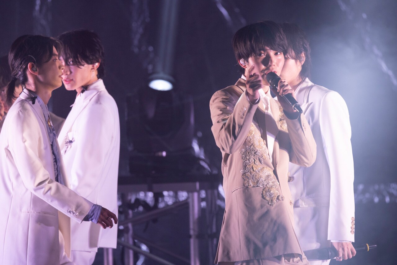 楽しそうにペンライトを振る小泉光咲。 - 原因は自分にある。“ここに