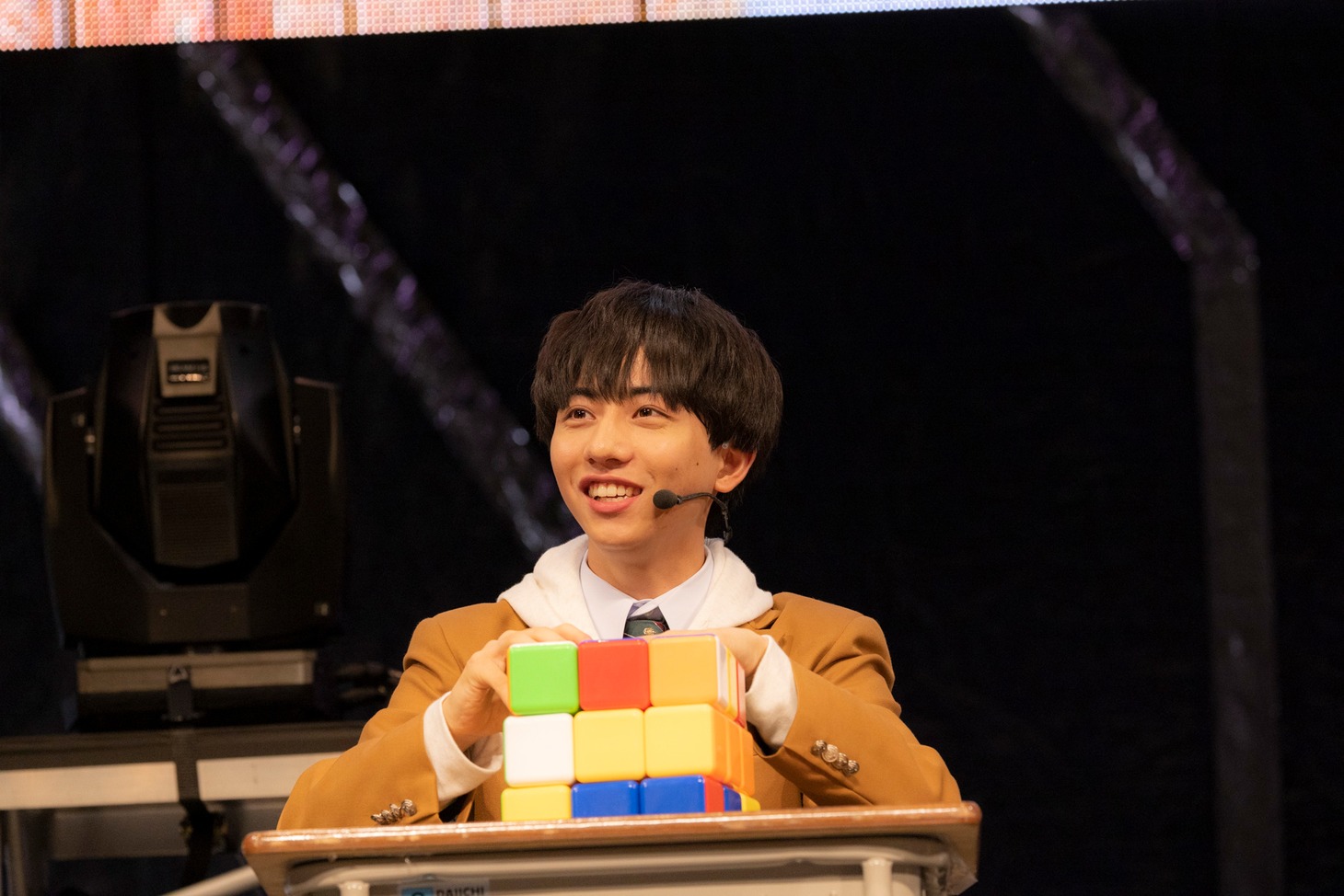 長野凌大と桜木雅哉が解けなかった巨大ルービックキューブ。（撮影：米山三郎）