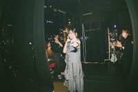 ナナヲアカリ（撮影：このタイミングで秋山）