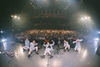 終演後に記念撮影をするナナヲアカリとえんじぇるズ。（撮影：このタイミングで秋山）