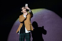 自撮りしながら登校する杢代和人。