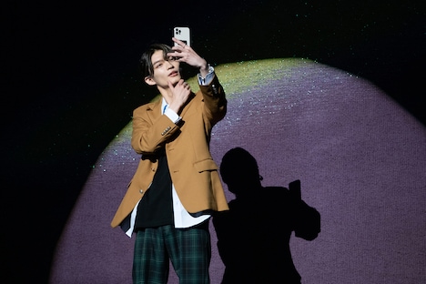 自撮りしながら登校する杢代和人。