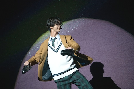 ローファーを手に、ピケターンをしながら登校する吉澤要人。