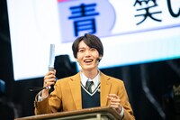 楽しそうにペンライトを振る小泉光咲。