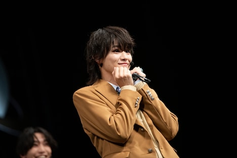 武藤が作った「犬っぽい」メンバーランキングに対し「犬は俺でしょー!?」と言ってポーズを決める大倉空人。