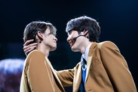 「愛してるよゲーム」で杢代和人（左）を撃破した小泉光咲の攻撃。