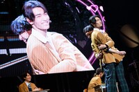 武藤潤（手前）に抱きつく桜木雅哉。