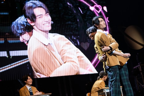 武藤潤（手前）に抱きつく桜木雅哉。